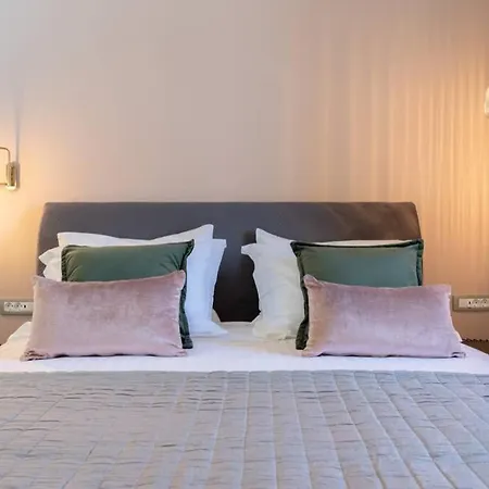 Luxury Seafront Liberty With Pool In