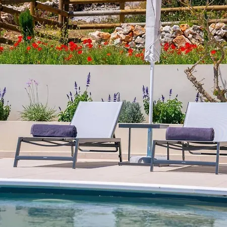 Luxury Seafront Liberty With Pool In Villa