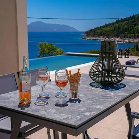 فيلة Luxury Seafront Liberty With Pool In *