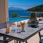 Villa Luxury Seafront Liberty With Pool In *