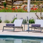 Luxury Seafront Liberty With Pool In Villa