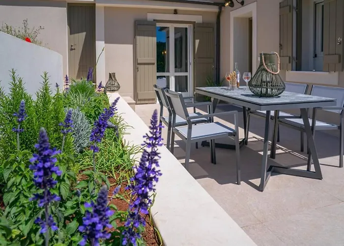 Luxury Seafront Liberty With Pool In