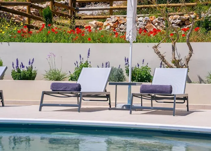 Luxury Seafront Liberty With Pool In Villa
